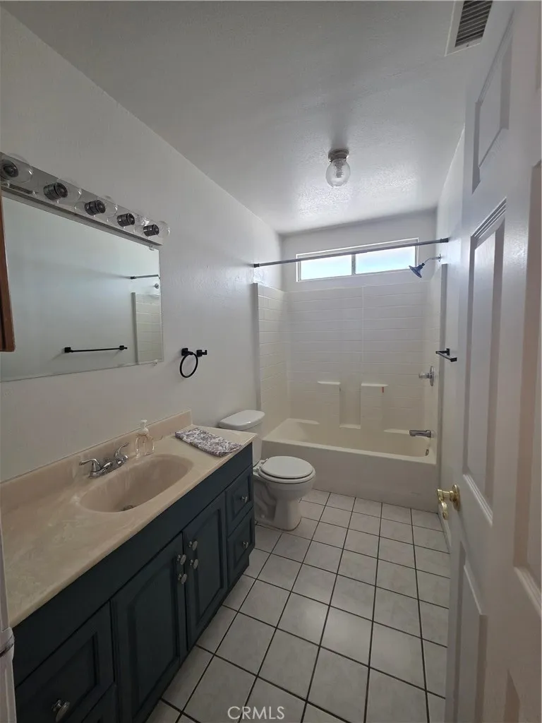 11380 El Esteban Phelan, CA 92371