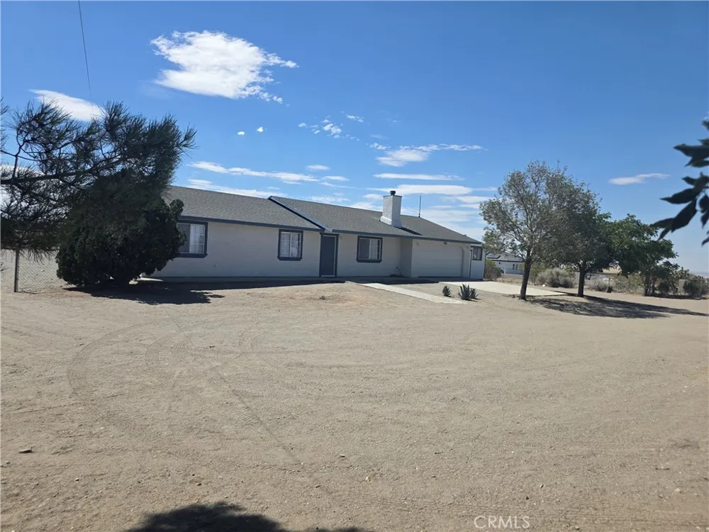11380 El Esteban Phelan, CA 92371