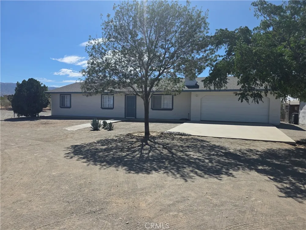 11380 El Esteban Phelan, CA 92371