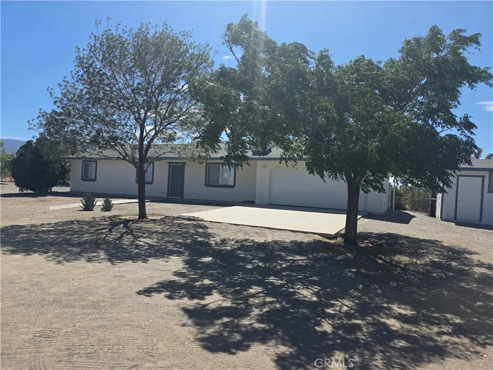 11380 El Esteban Phelan, CA 92371