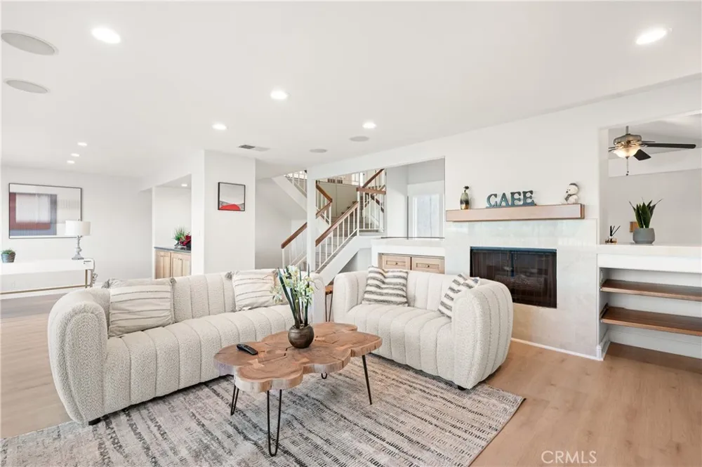 25 LakeView #60 Irvine, CA 92604