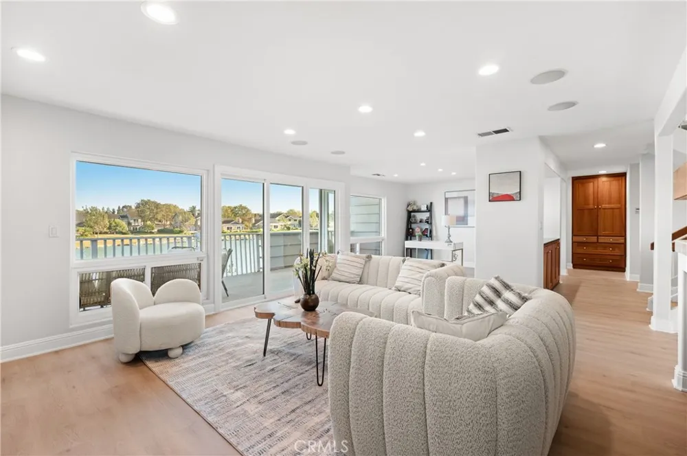 25 LakeView #60 Irvine, CA 92604