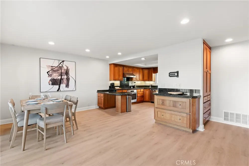 25 LakeView #60 Irvine, CA 92604