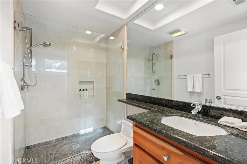 25 LakeView #60 Irvine, CA 92604