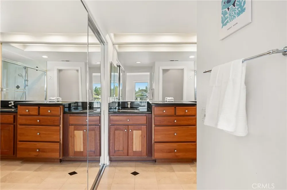 25 LakeView #60 Irvine, CA 92604