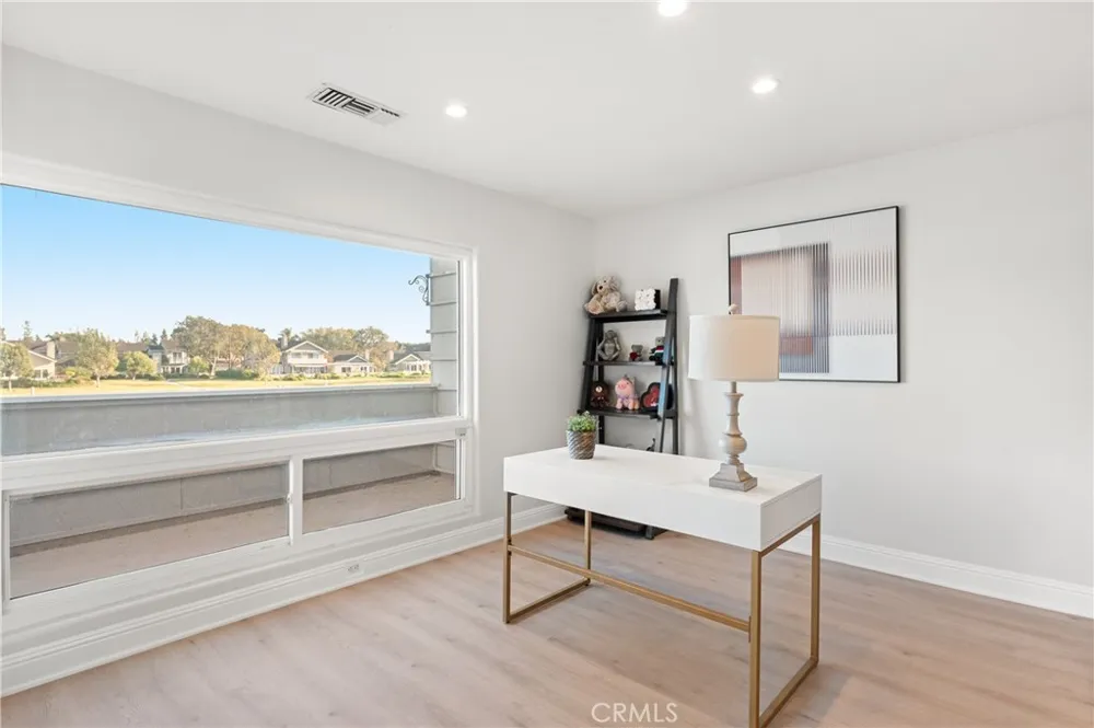 25 LakeView #60 Irvine, CA 92604