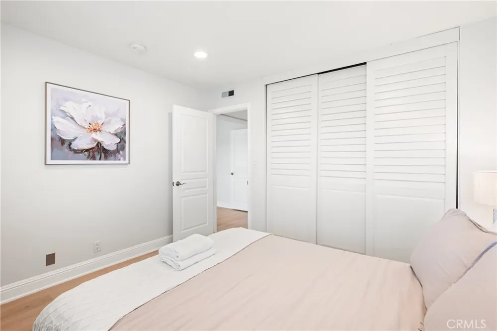 25 LakeView #60 Irvine, CA 92604