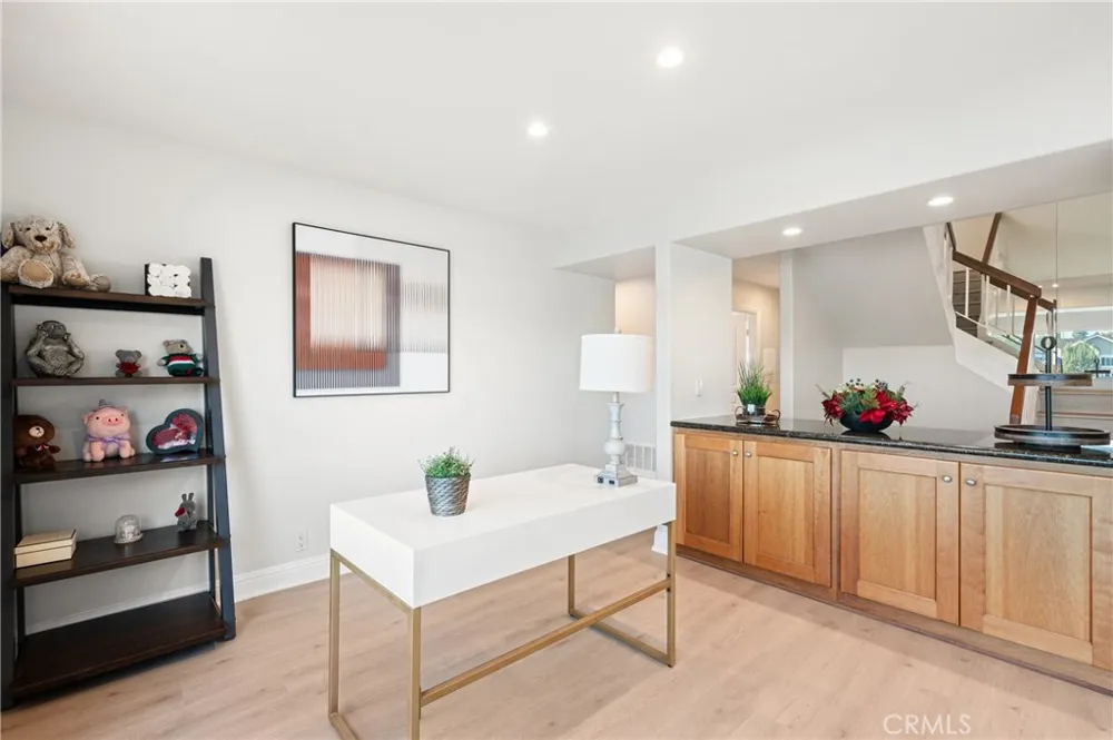 25 LakeView #60 Irvine, CA 92604