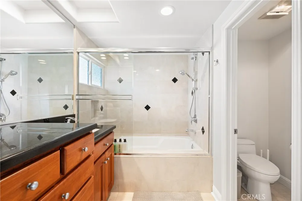 25 LakeView #60 Irvine, CA 92604