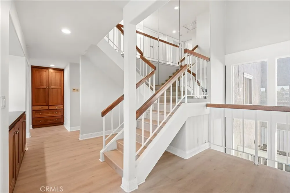 25 LakeView #60 Irvine, CA 92604