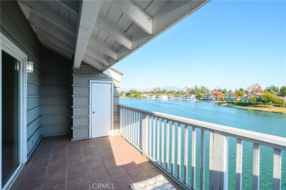 25 LakeView #60 Irvine, CA 92604