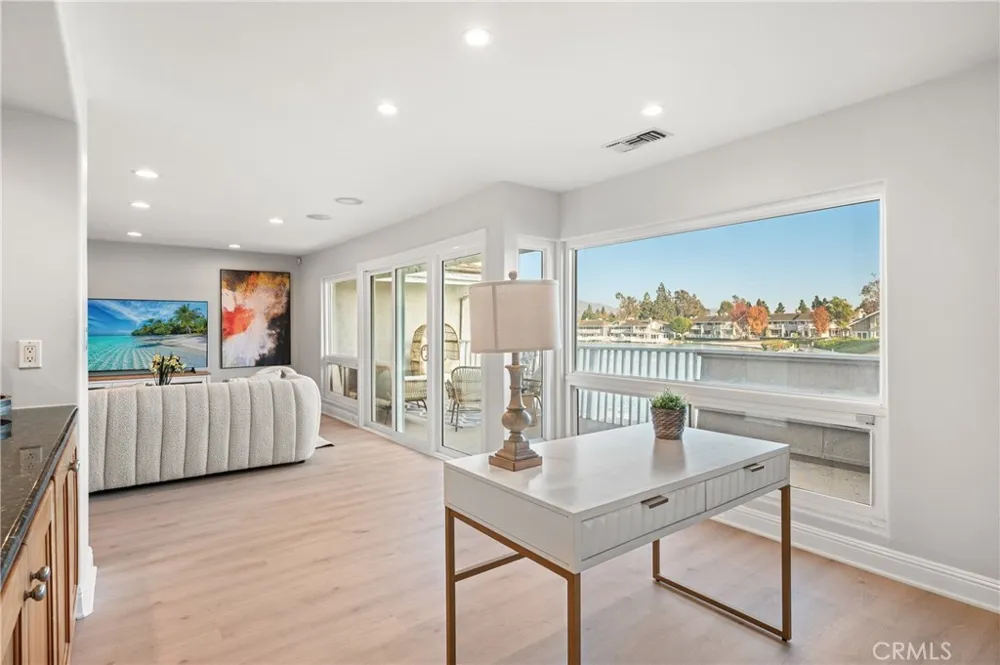 25 LakeView #60 Irvine, CA 92604