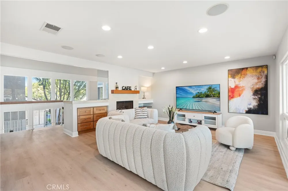 25 LakeView #60 Irvine, CA 92604