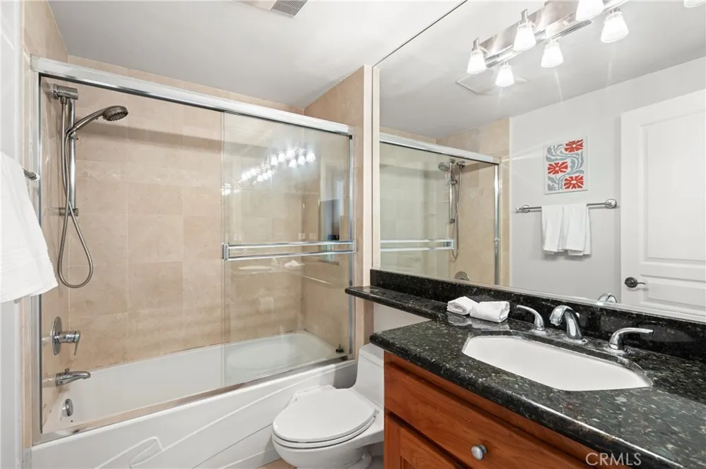 25 LakeView #60 Irvine, CA 92604
