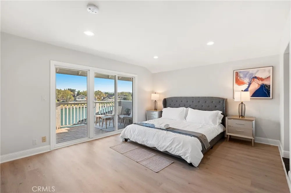25 LakeView #60 Irvine, CA 92604