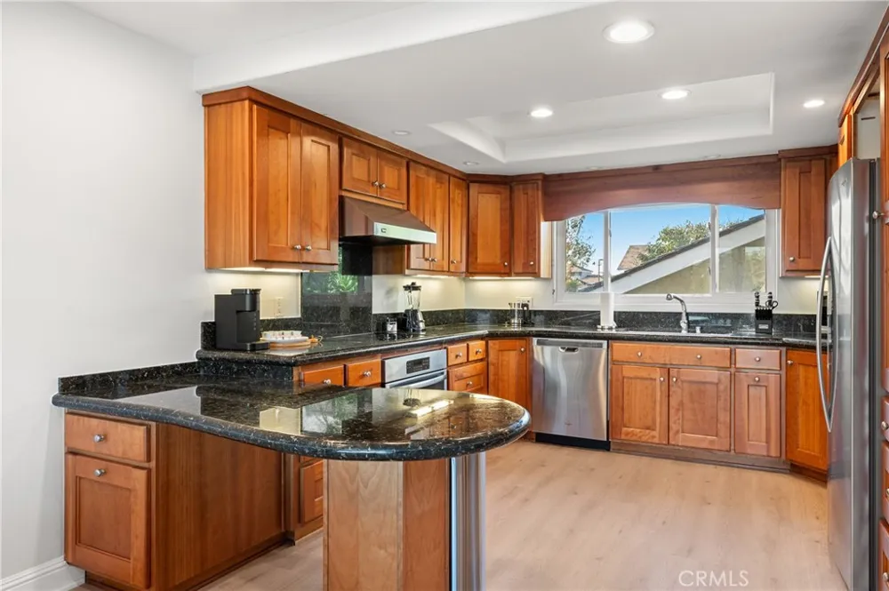 25 LakeView #60 Irvine, CA 92604
