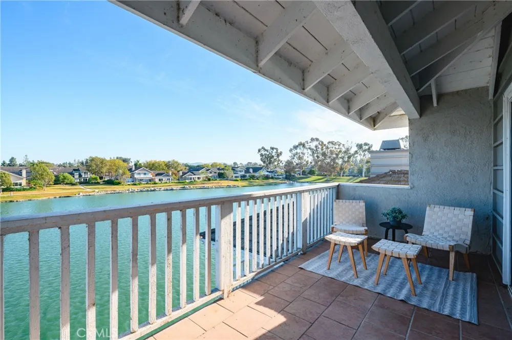 25 LakeView #60 Irvine, CA 92604