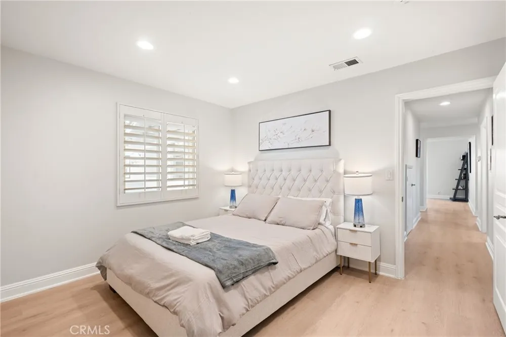 25 LakeView #60 Irvine, CA 92604