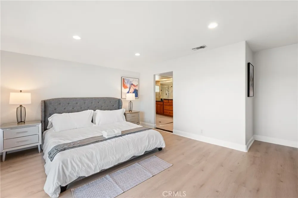 25 LakeView #60 Irvine, CA 92604