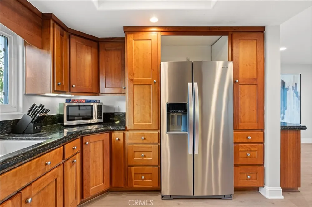 25 LakeView #60 Irvine, CA 92604