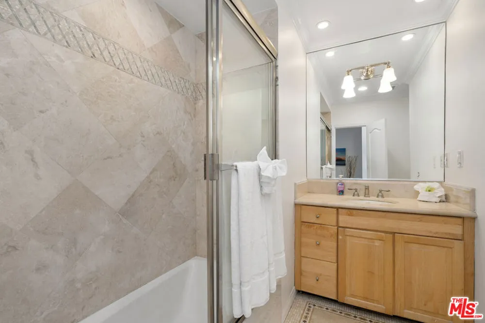 2101 Ocean Avenue #17 Santa Monica, CA 90405