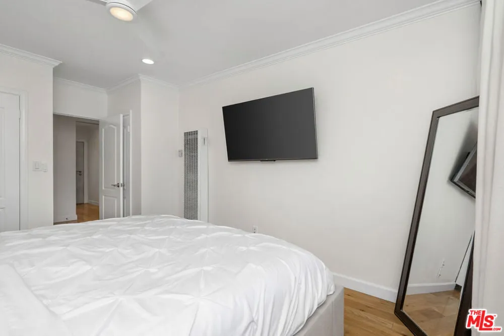 2101 Ocean Avenue #17 Santa Monica, CA 90405