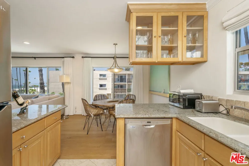 2101 Ocean Avenue #17 Santa Monica, CA 90405