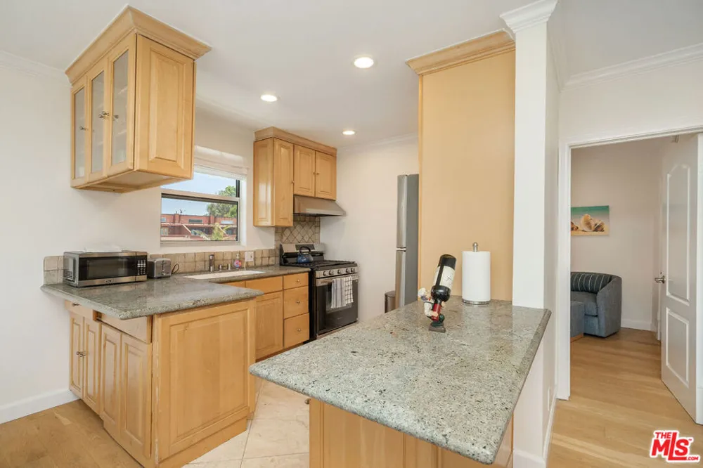 2101 Ocean Avenue #17 Santa Monica, CA 90405