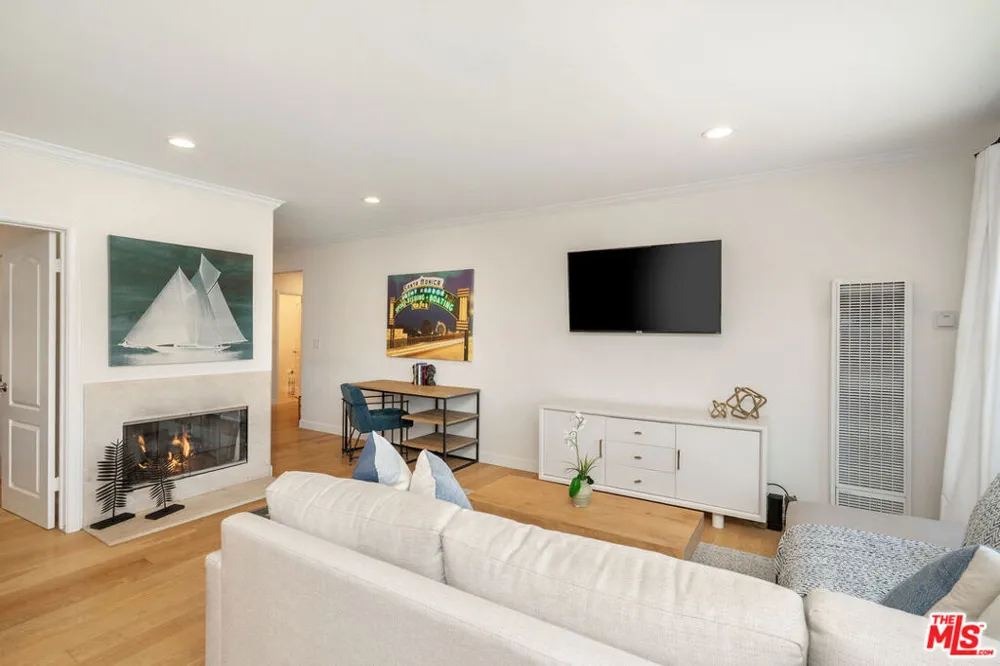 2101 Ocean Avenue #17 Santa Monica, CA 90405