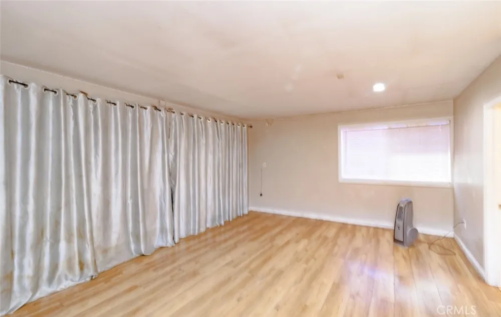 1217 S Huron Santa Ana, CA 92704