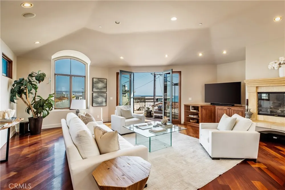 221 3rd Manhattan Beach, CA 90266