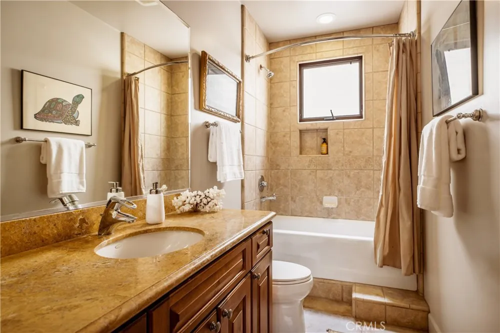 221 3rd Manhattan Beach, CA 90266
