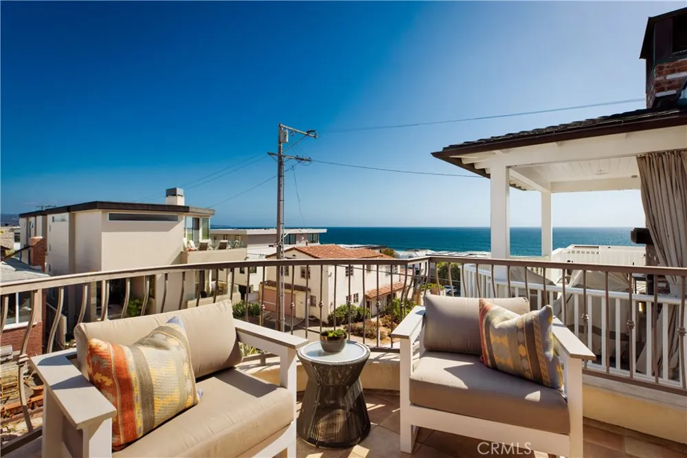 221 3rd Manhattan Beach, CA 90266