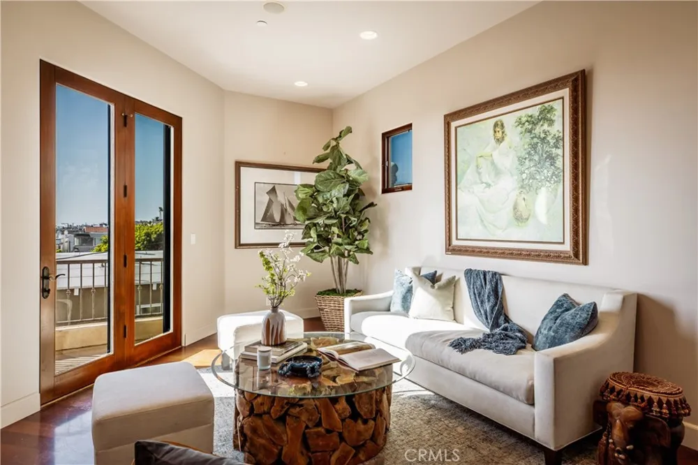 221 3rd Manhattan Beach, CA 90266