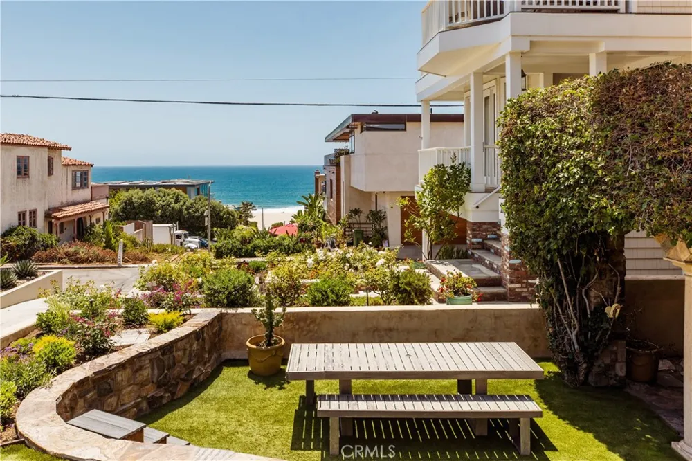 221 3rd Manhattan Beach, CA 90266