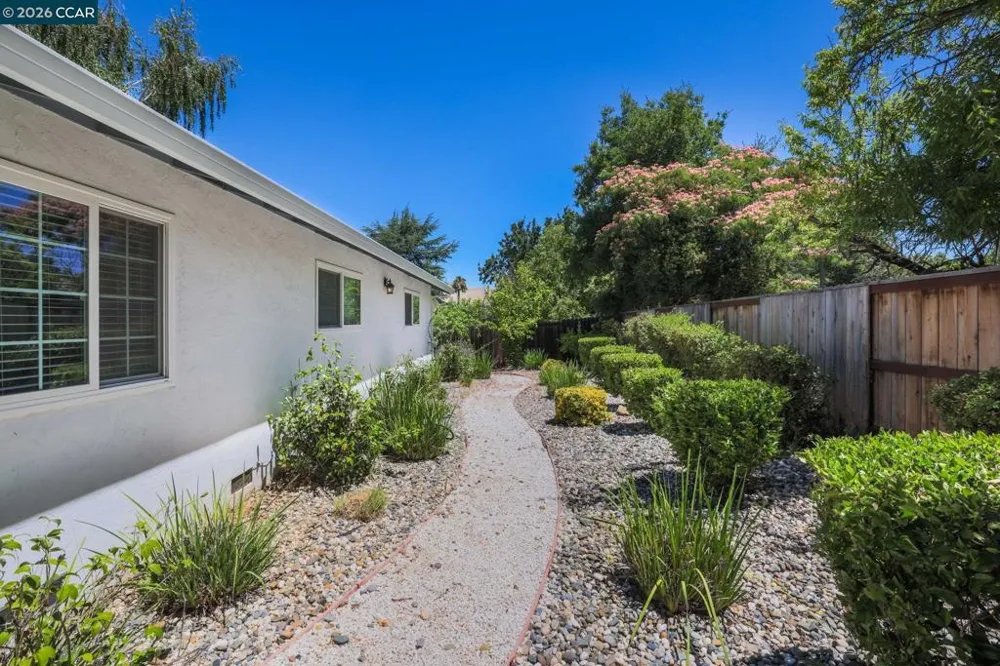 11 Xavier Pl Clayton, CA 94517