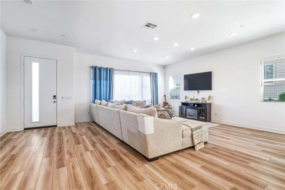 26767 Laurel Mountain Loop Valencia, CA 91381