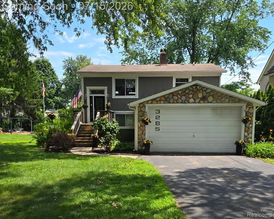 3285 Mapledale Street Commerce Charter Township, MI 48382