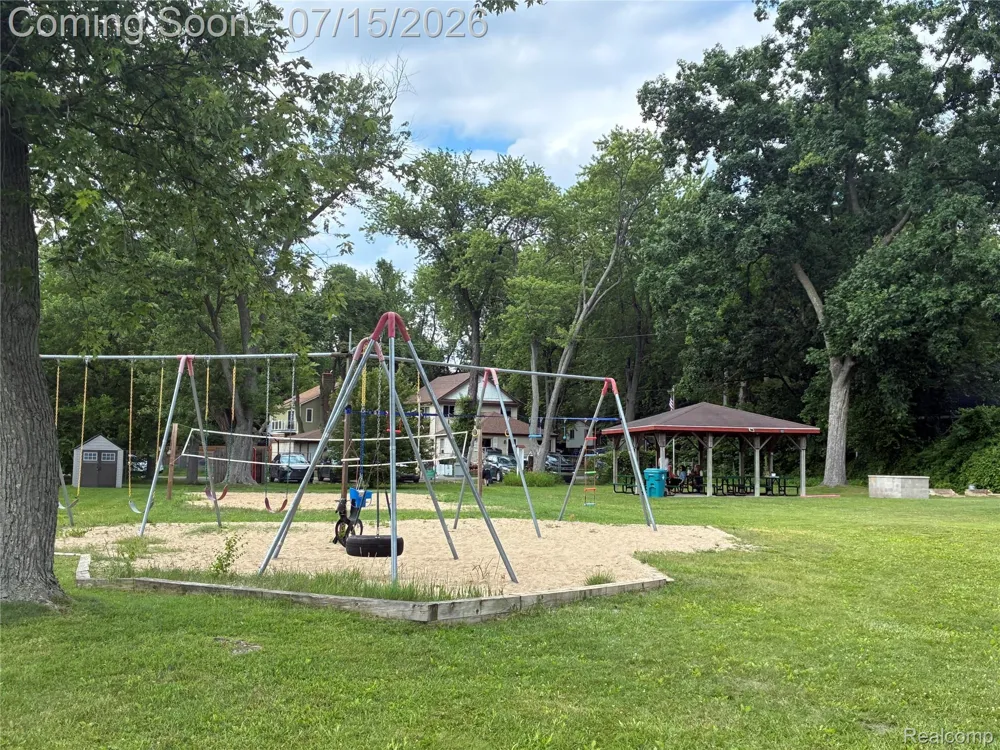 3285 Mapledale Street Commerce Charter Township, MI 48382