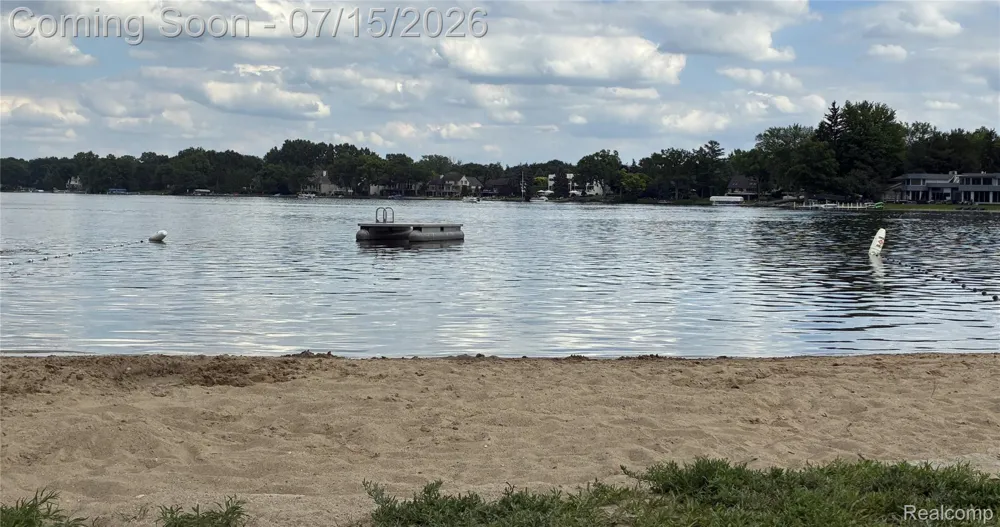 3285 Mapledale Street Commerce Charter Township, MI 48382