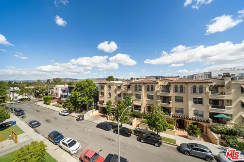 5030 Rosewood Avenue #504