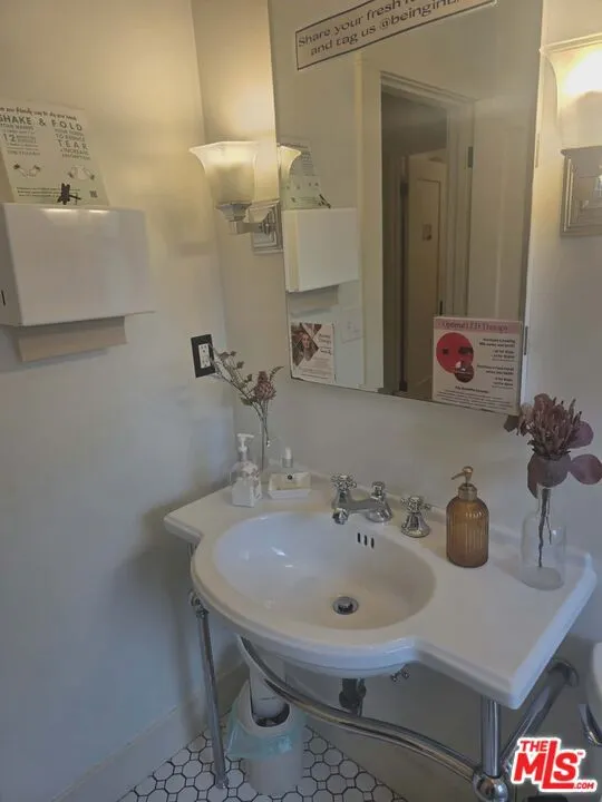 2500 Hyperion Avenue Silver Lake, CA 90027