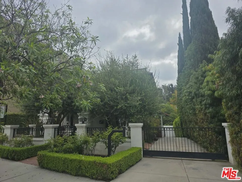 2500 Hyperion Avenue Silver Lake, CA 90027