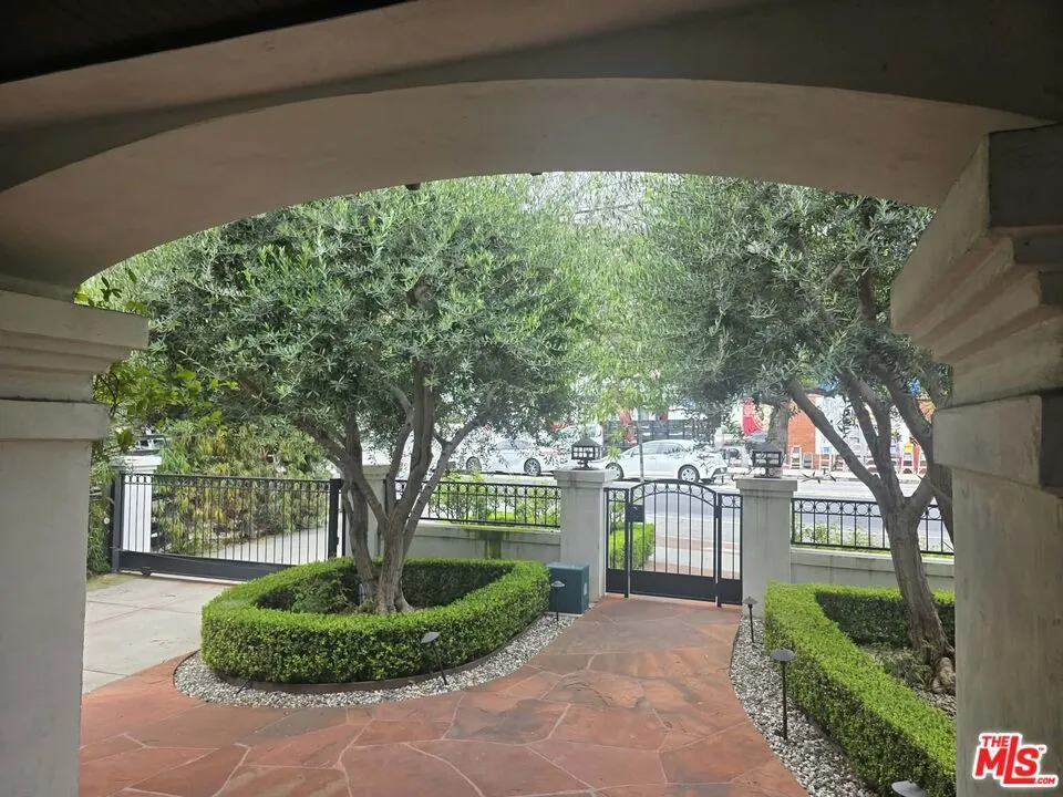 2500 Hyperion Avenue Silver Lake, CA 90027