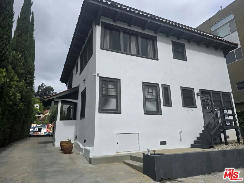 2500 Hyperion Avenue Silver Lake, CA 90027