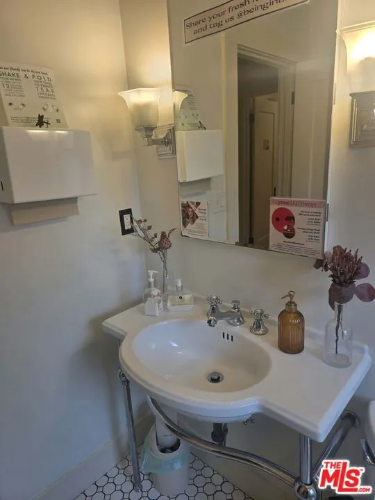 2500 Hyperion Avenue Silver Lake, CA 90027