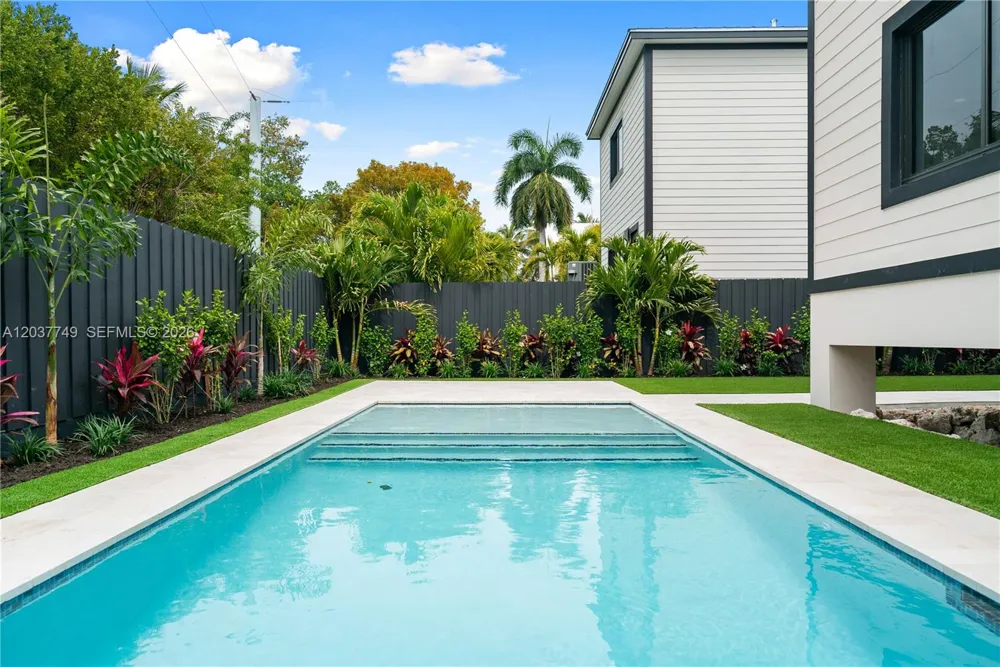 17 Coral Way Key Largo, FL 33037