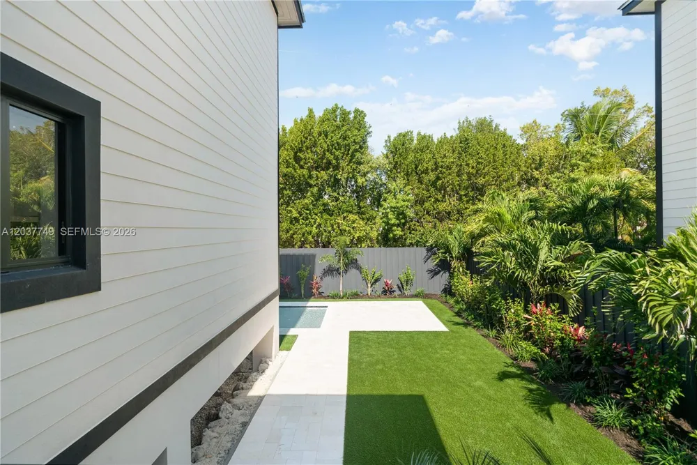 17 Coral Way Key Largo, FL 33037