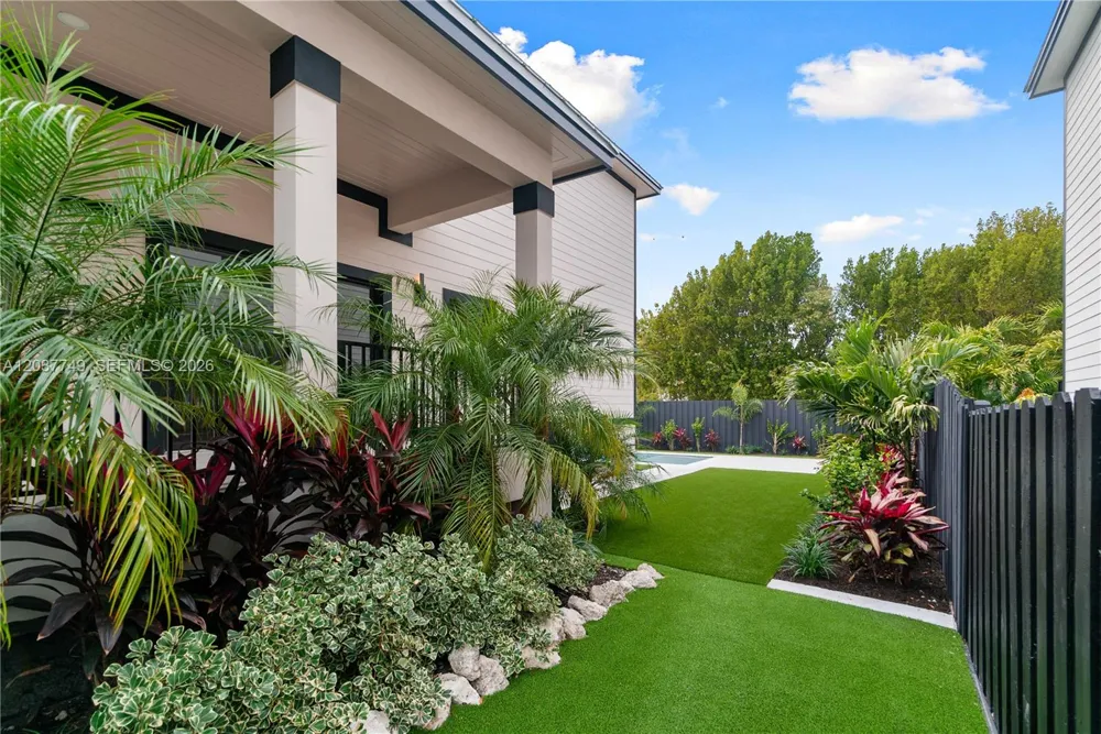 17 Coral Way Key Largo, FL 33037