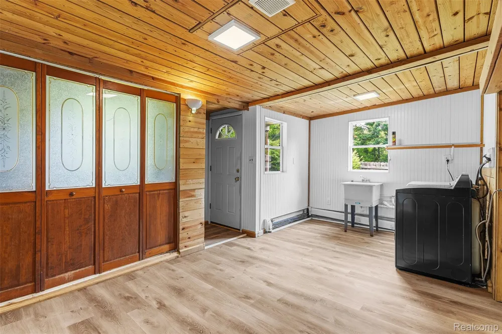 7313 River Road Flushing Charter Township, MI 48433